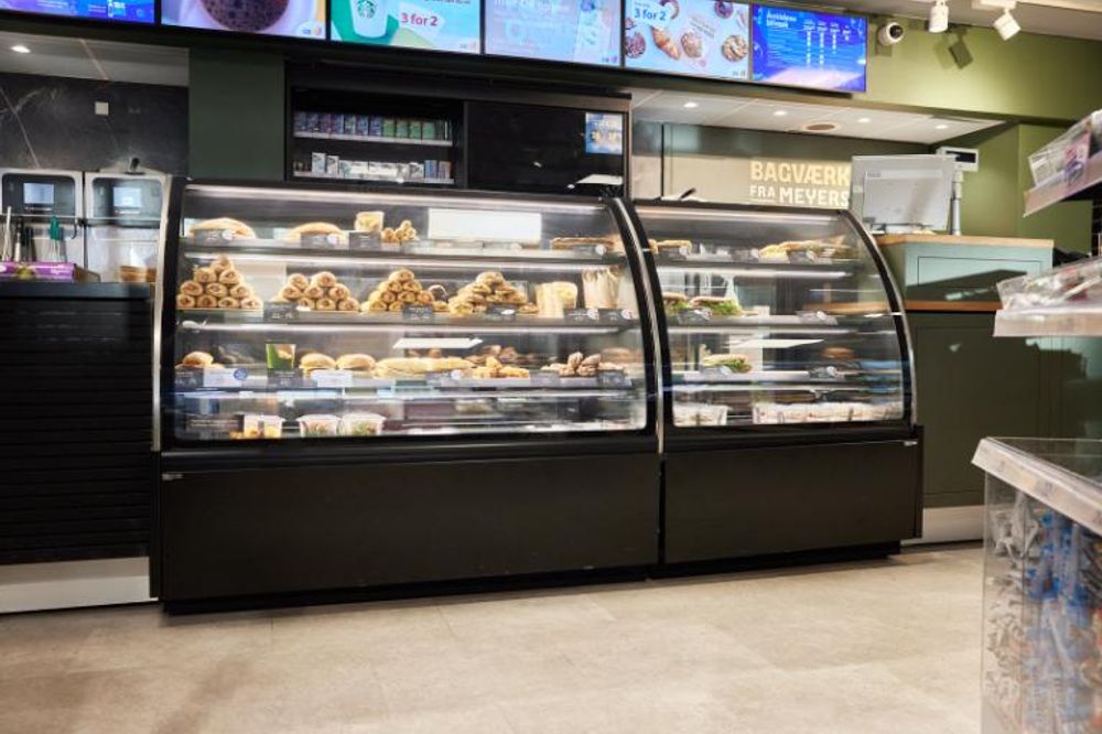 Vibocold kjøledisk Oslo med kurvet glass og LED lys sort 125 cm OSC 100C HC S